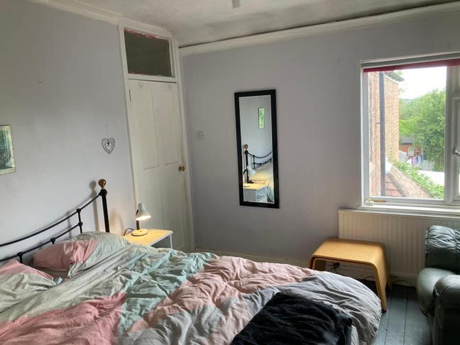 Comfortable double room in 4 bedroomed house Main Photo