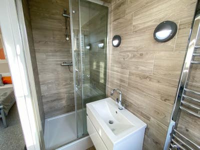 Fab Ensuite Room by Station📌Cleaner & Bills Incl. Main Photo