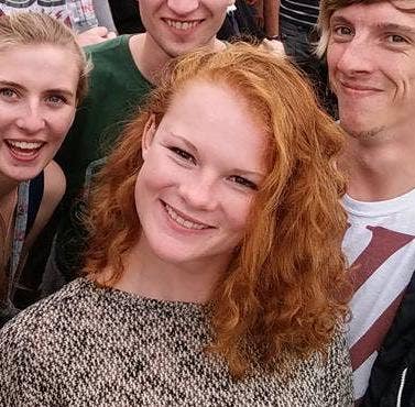 Young professionals looking for Surrey flat/house Main Photo