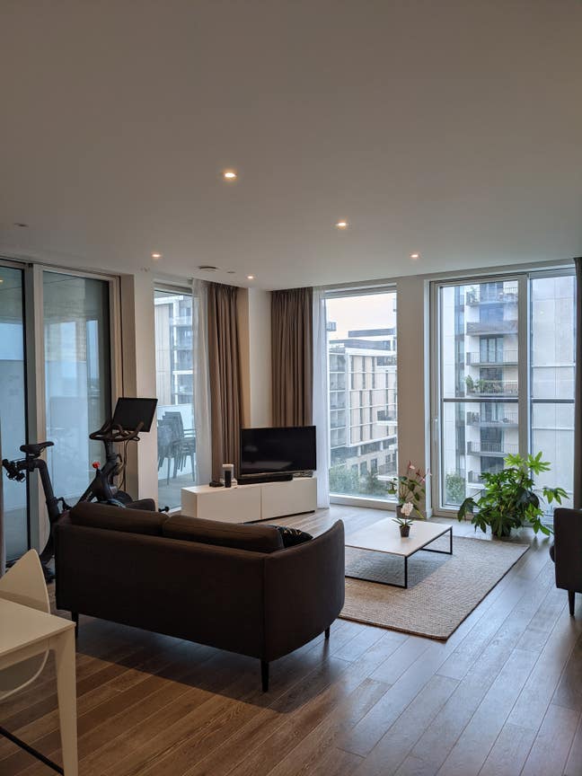 Spacious room with bathroom in modern 2 bed flat Main Photo