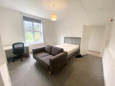  Large En-Suite Room with Kitchen Area! BR2 0Jd Main Photo