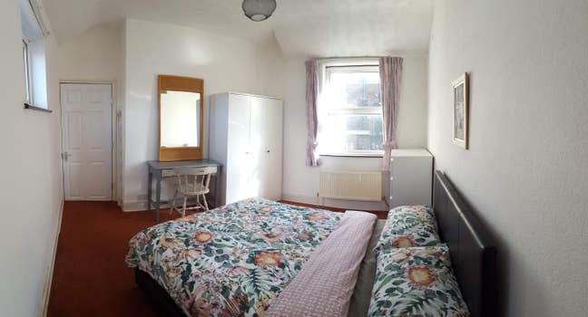 Town Centre room. Best for people to Work or Study Main Photo