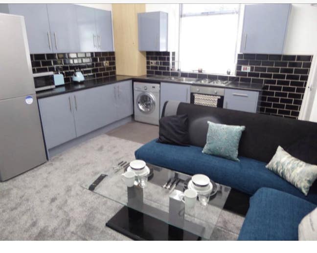 Students only 2 Rooms left in a  5 bed room house Main Photo