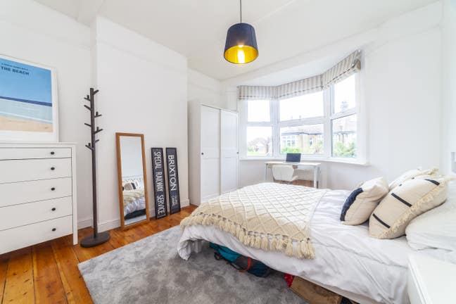 Beautiful Large Rooms In A Clean House (util incl) Main Photo