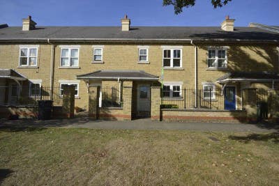 4 bedroom terraced house Main Photo