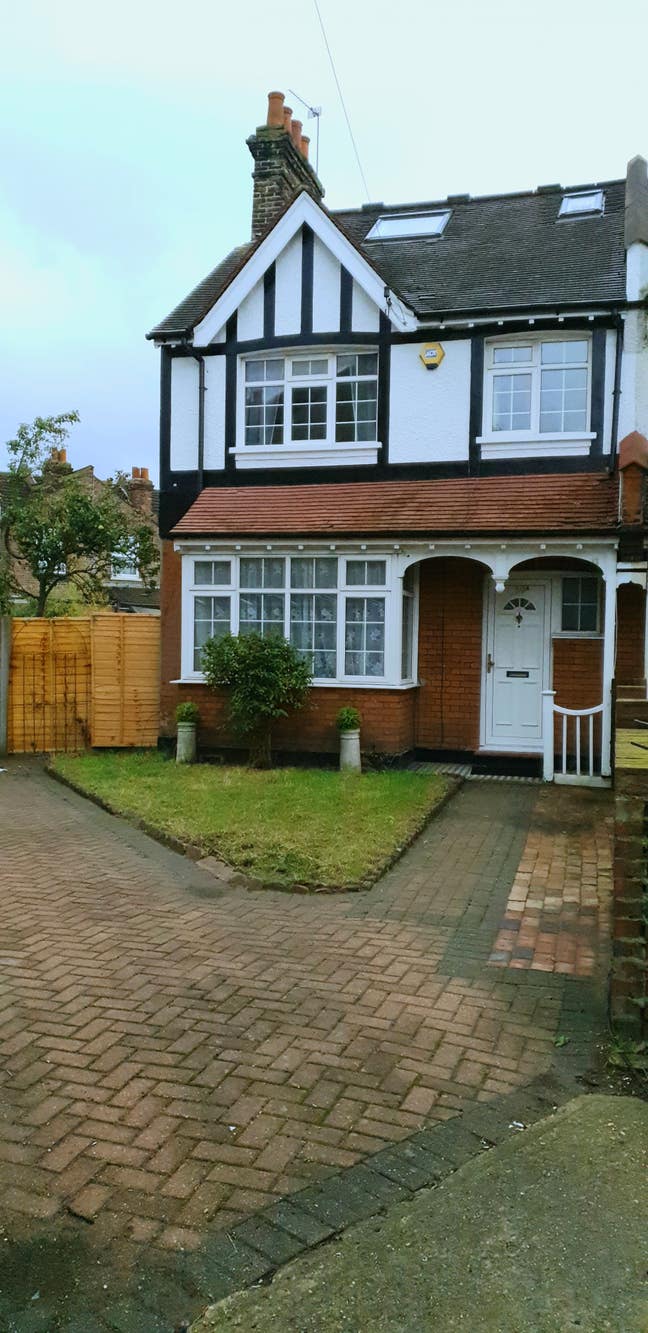 Spacious 1 bedroom flat on quiet street Main Photo