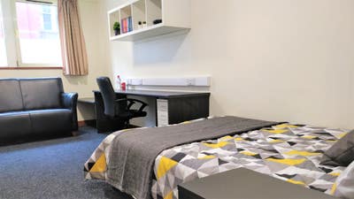 Stunning City-Centre Studio Apartment (Student) Main Photo