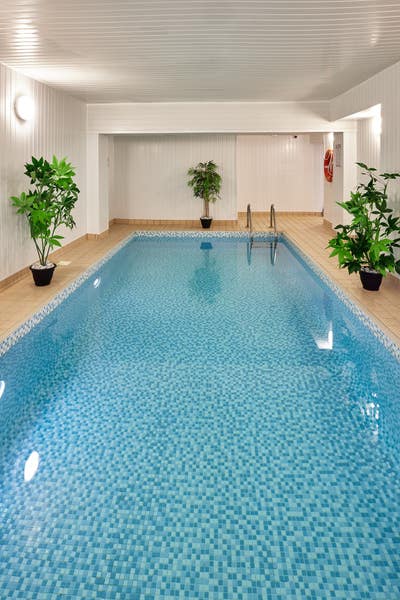 Double en-suite Room with FREE Parking and Pool. Main Photo