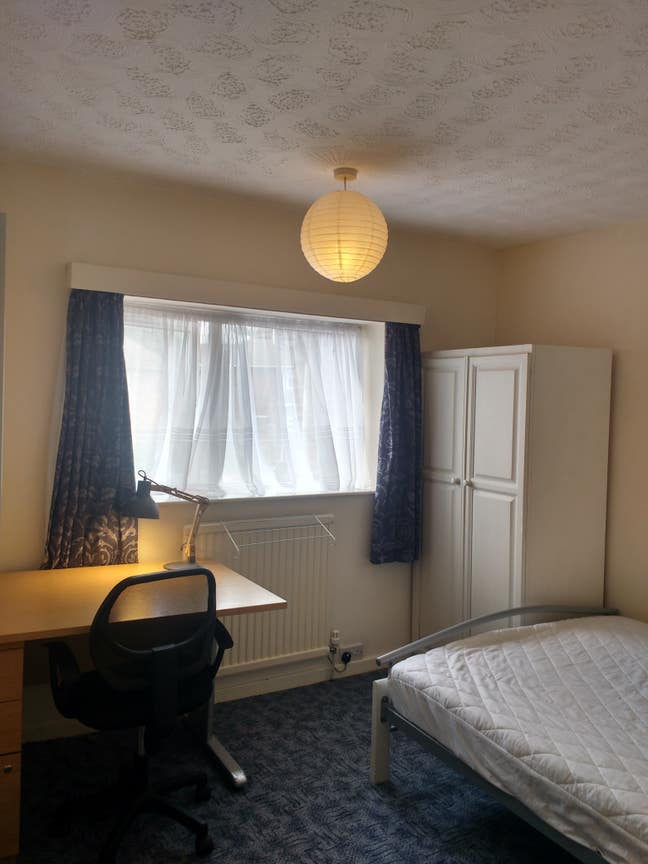 Room- 4 bedrooms house Main Photo