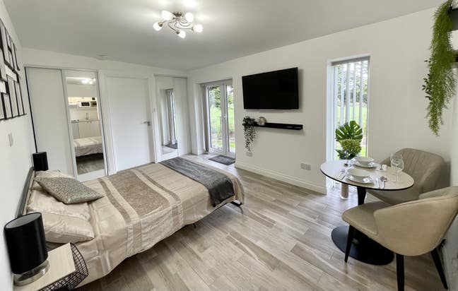 Own entry guest en-suite with kitchenette  Main Photo