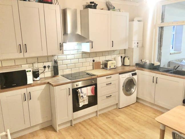 Bright, double bedroom in lovely Crookes house Main Photo