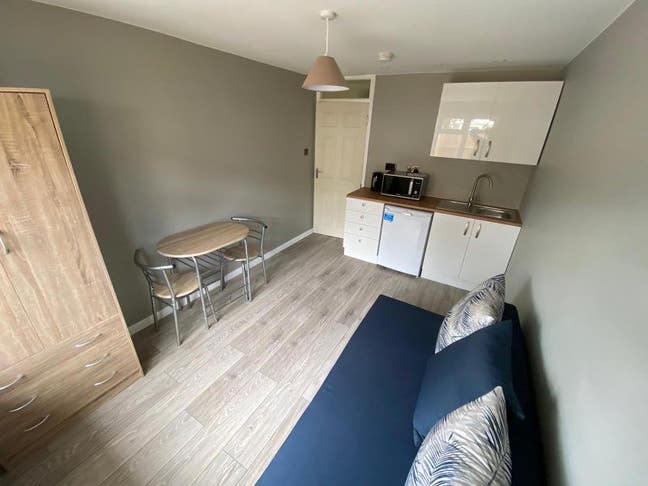 Newly refurbished bedsit - all bills included. Main Photo