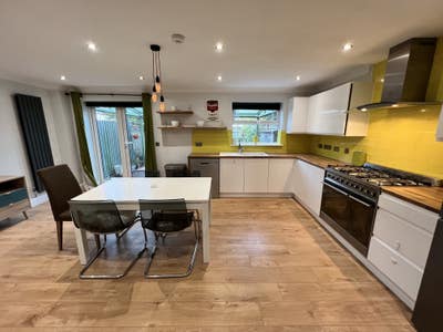 Large rooms, bills inc with Parking, en-suite Main Photo