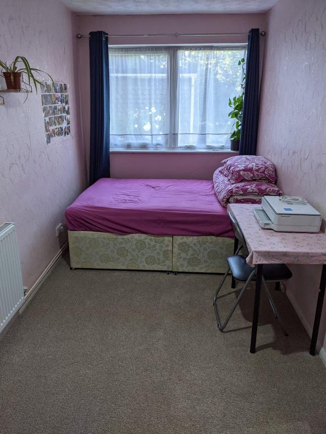 Large room for 1 person in a family house. Main Photo