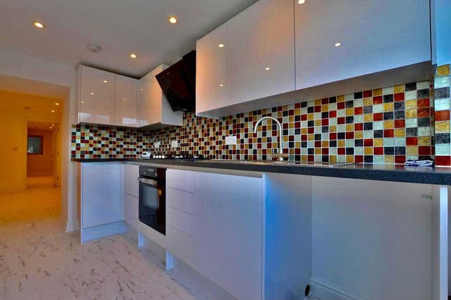 Newly furnished flat minutes away from Reigate stn Main Photo
