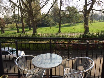 Beautiful balcony room overlooking Brockwell park Main Photo