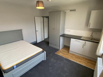 Large Studio ensuite and Kitchenette and parking Main Photo