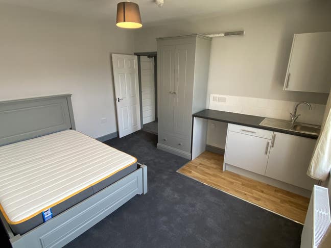 Large Studio ensuite and Kitchenette and parking Main Photo