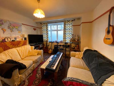 Double bedroom in bright spacious 3 bedroom flat Main Photo