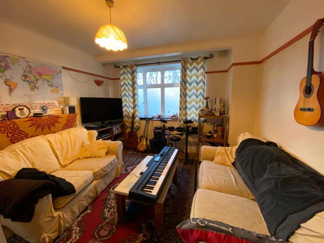 Double bedroom in bright spacious 3 bedroom flat Main Photo