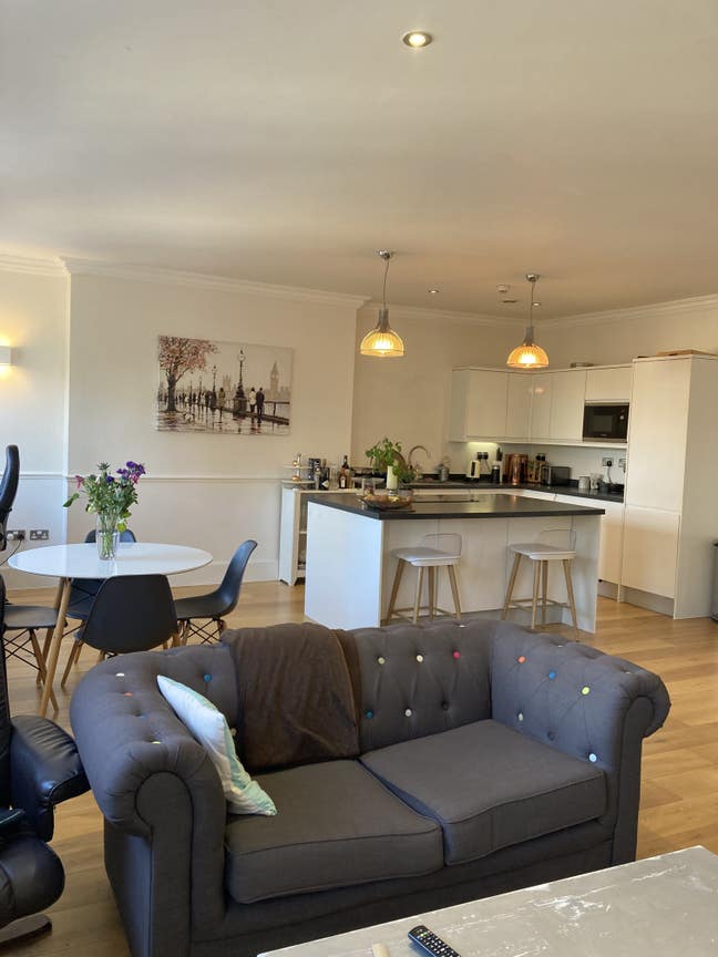 Double bedroom in modern city centre flat Main Photo