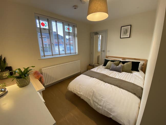 Modern Double with own bathroom in friendly house Main Photo