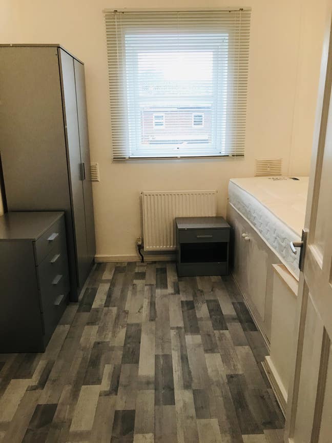 Single room to rent in wgc family house. Main Photo