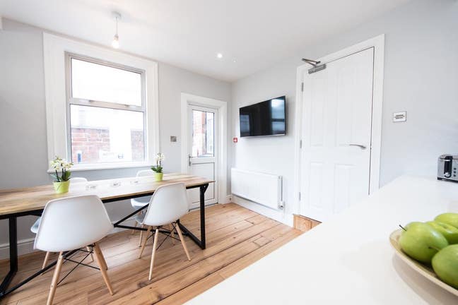 One Beautiful Ensuite Room Close to Amenities Main Photo