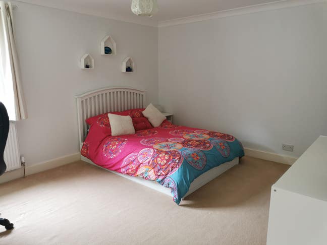 Dbl bedroom & private bathroom all bills included Main Photo