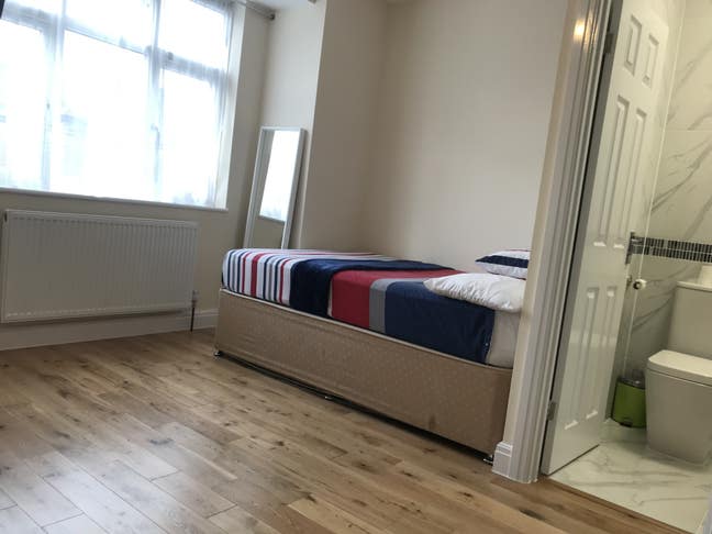Luxury  studio bills inclusive, w/machine,WiFi,TV  Main Photo