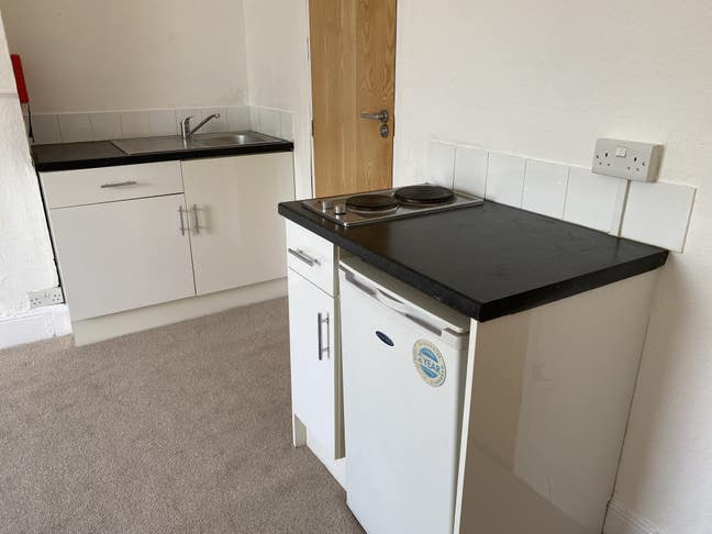 Brilliantly Located Bedsit Main Photo
