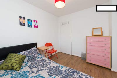 Furnished, double bedroom. all bills incl.7sisters Main Photo