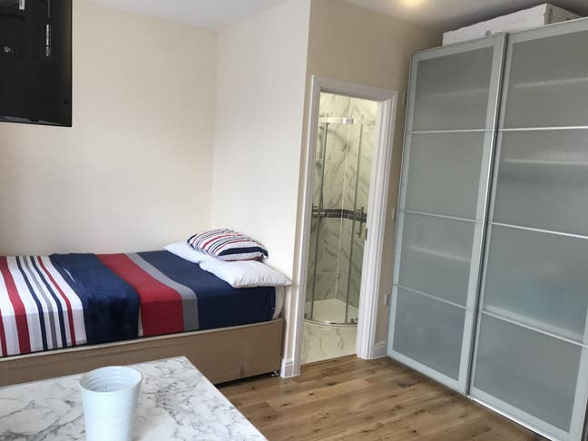 Bright stunning studio with Washer Dryer etc Main Photo