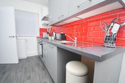 🏡 TWO Double Bedrooms Available 🌟 Main Photo