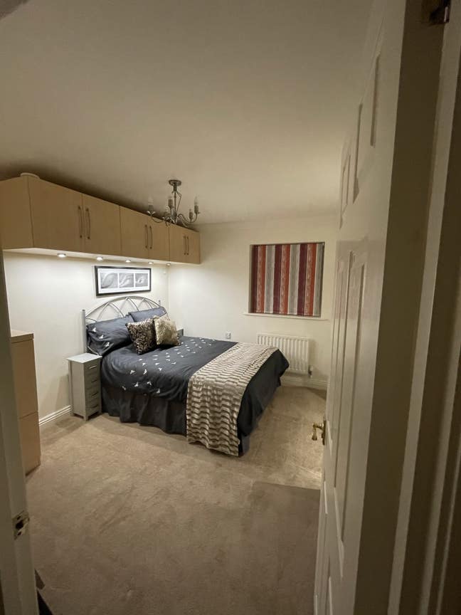 Well equipped, lovely double ensuite room, Verwood Main Photo