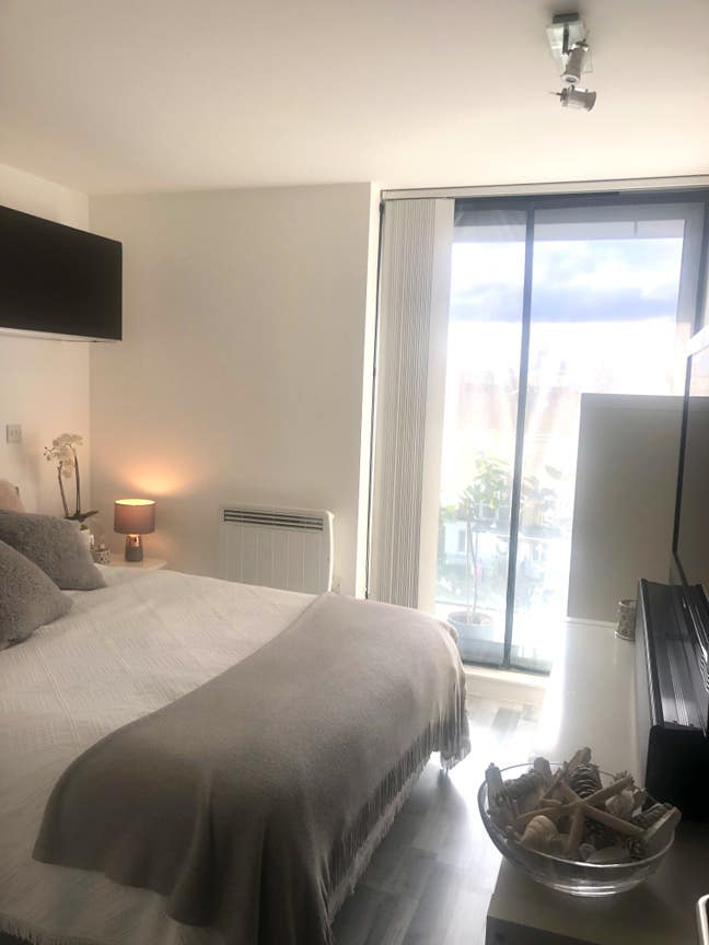 Executive Canal-Side Flat, Close to Underground  Main Photo