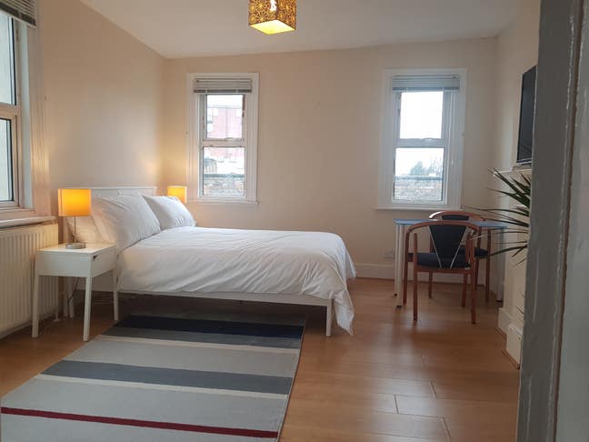 Double room for female available in Hammersmith  Main Photo