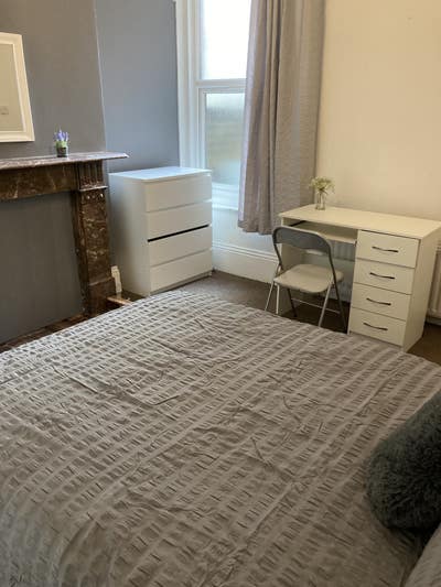 A lovely, quiet 5 bed house in Southsea Main Photo