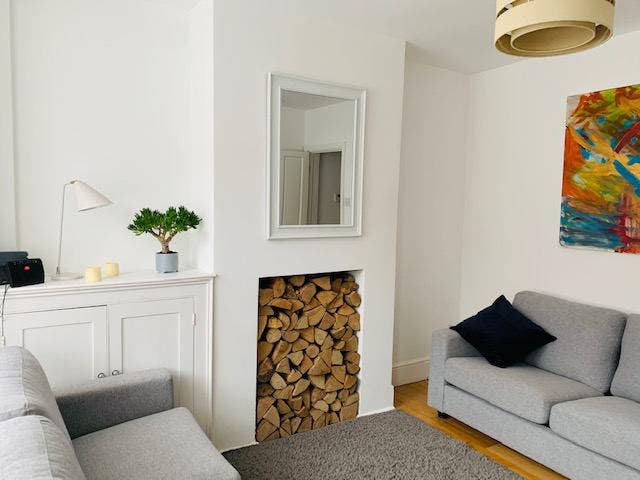 Room available in lovely refurbed terrace house  Main Photo