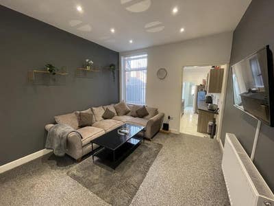 Very Modern House with Bills and Wifi Included Main Photo