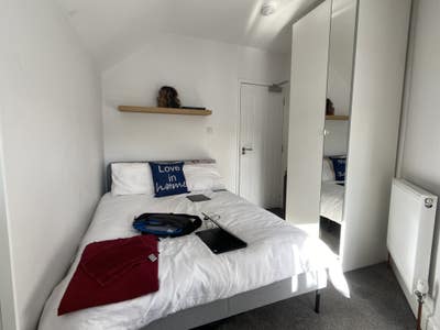 Lovely room available in professional house Main Photo