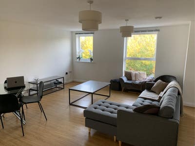 Double Room with own bathroom - 5m walk to Station Main Photo