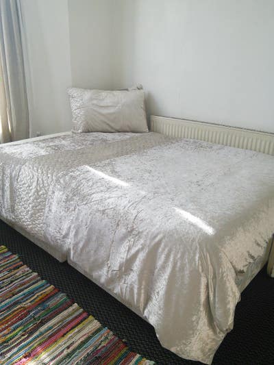 Bright Double Room available in a Female household Main Photo