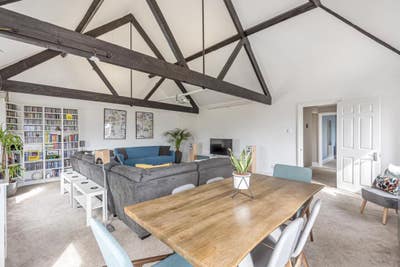 ENTIRE Spacious 2 Bed Penthouse Flat Main Photo