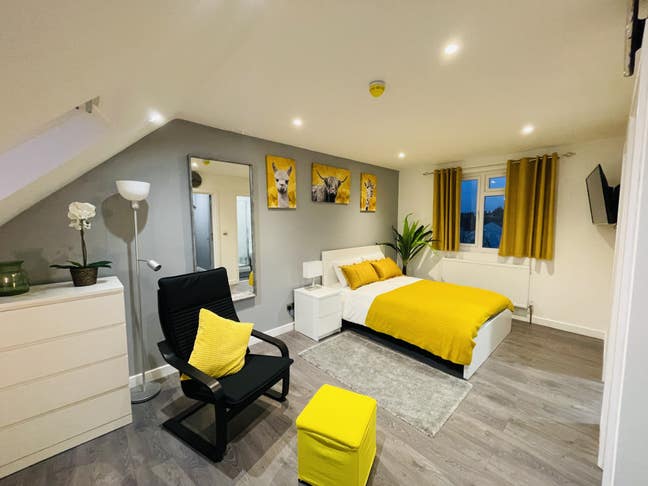 Extra Large En-Suite Room in Feltham High St  Main Photo