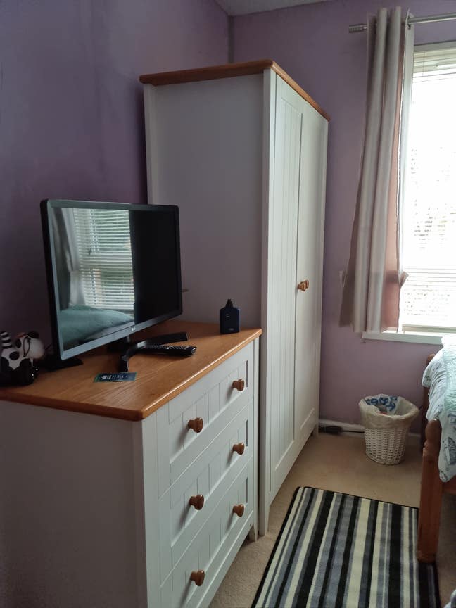   Double room in a family home.Horley Main Photo