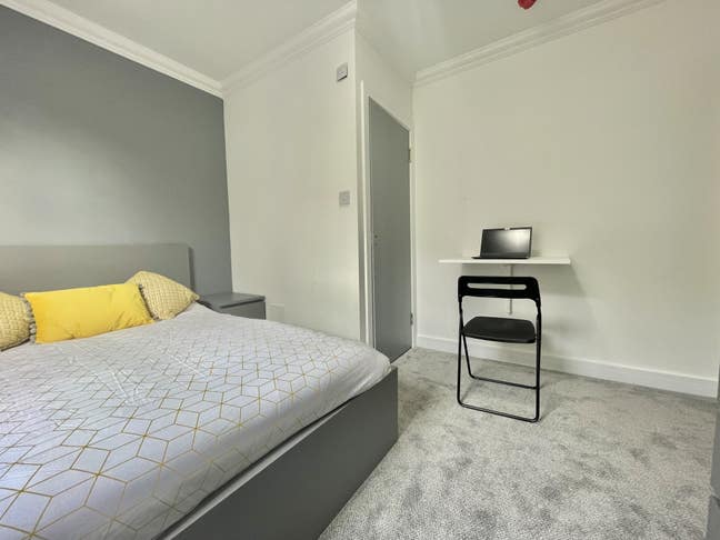 Ensuite | Double bedroom | Garden |  Main Photo