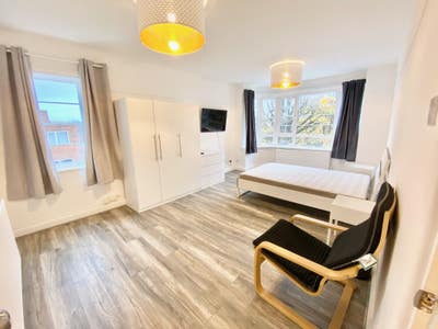 😍Room in Refurbished Top Floor Apartment 😍 Main Photo