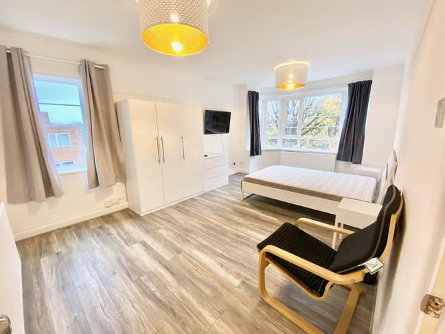 😍Room in Refurbished Top Floor Apartment 😍 Main Photo