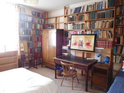 Isleworth. Large Single En-Suite Bedsittingroom Main Photo